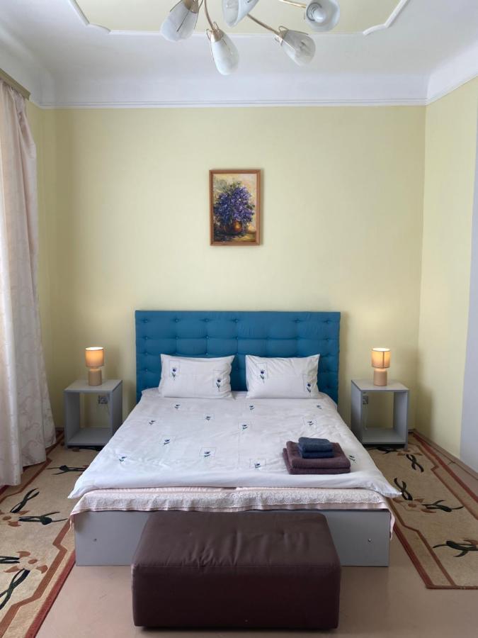 Den Apart On Rynok Square Apartment Lviv Ngoại thất bức ảnh