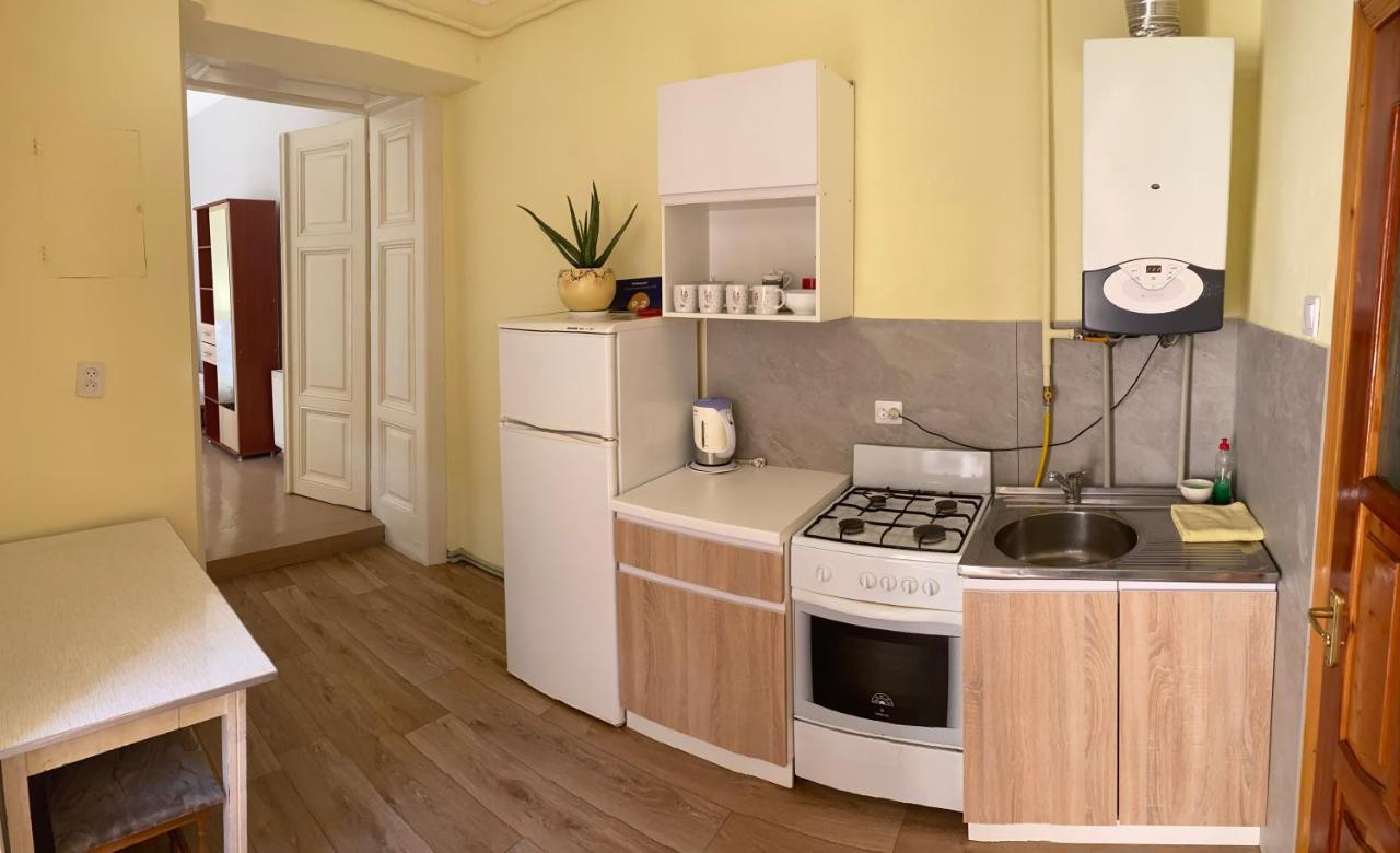 Den Apart On Rynok Square Apartment Lviv Ngoại thất bức ảnh