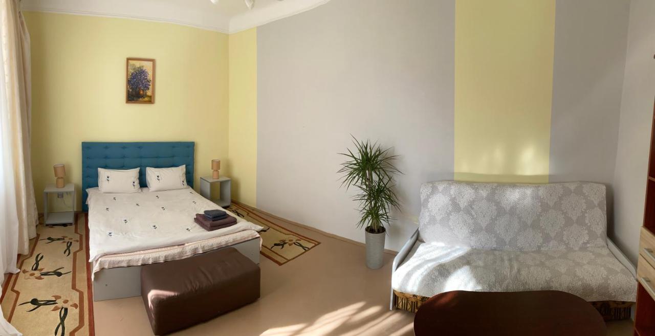 Den Apart On Rynok Square Lviv Ngoại thất bức ảnh