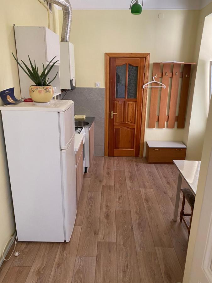 Den Apart On Rynok Square Apartment Lviv Ngoại thất bức ảnh